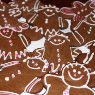 gingerbread men on plate